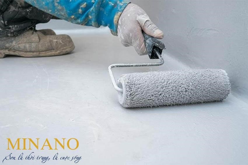 Lăn từ 2 đến 3 lớp sơn tùy vào tính chất bề mặt