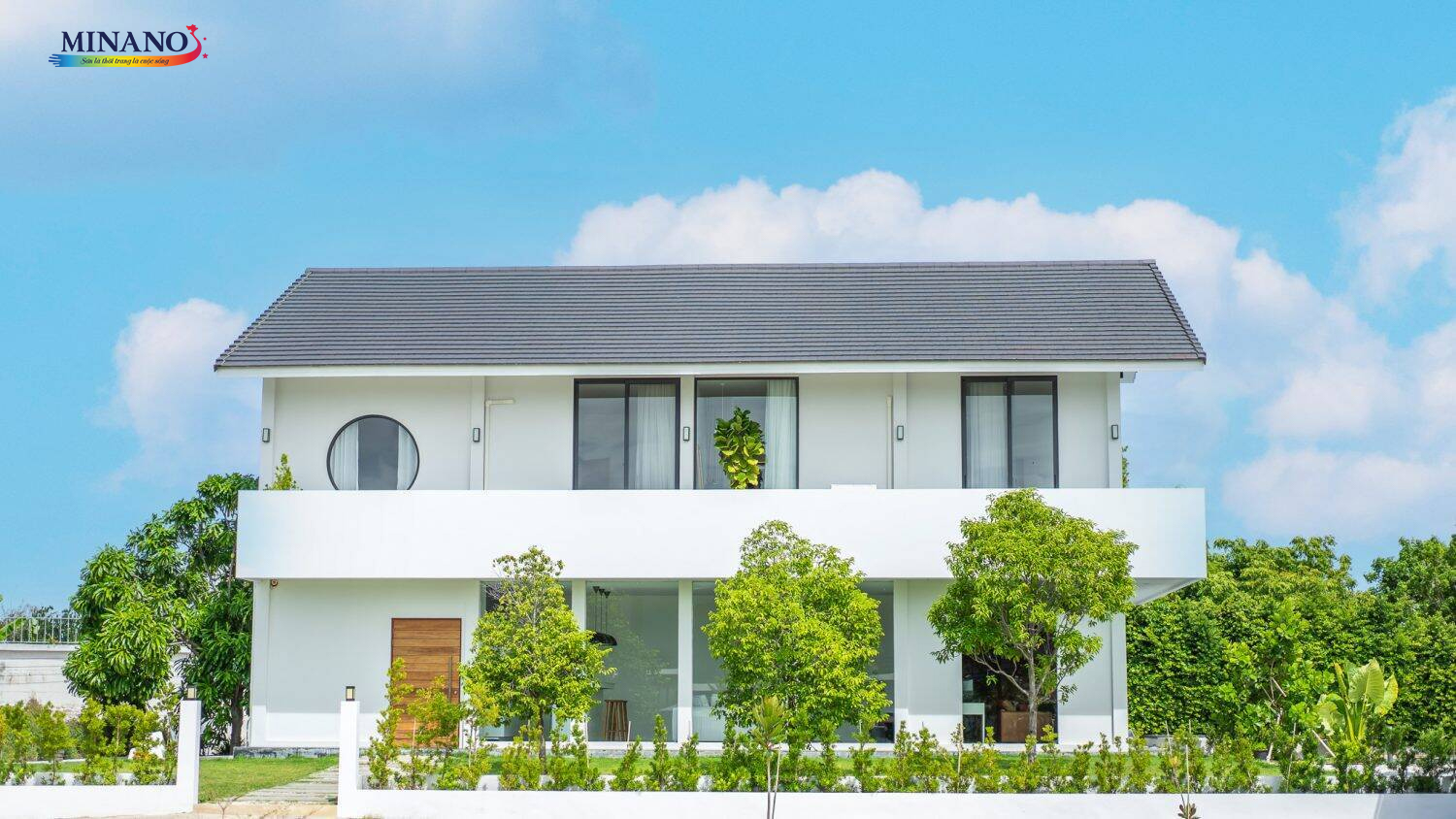 Màu sơn trắng khi được kết hợp cùng cây xanh mang đến vẻ tươi mới cho căn nhà