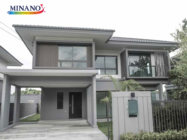 Tone màu sơn ngoại thất xám ghi khiến căn nhà toát lên sự sang trọng