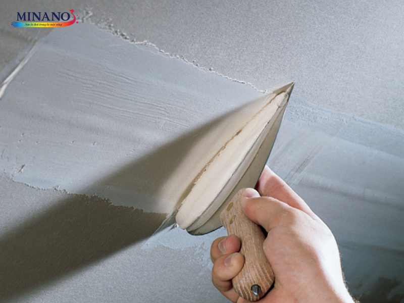 Trét bột bả để đảm bảo kết cấu trần