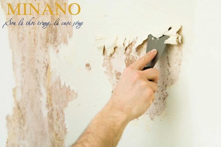 Dùng xẻng nhỏ để caoj sạch lớp sơn tường cũ