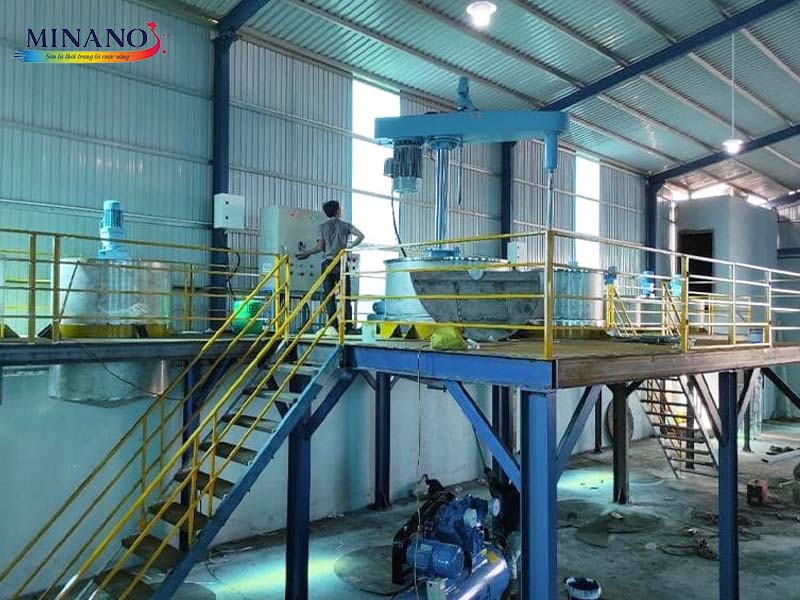 Hỗn hợp nhuyễn được đưa vào máy nghiền