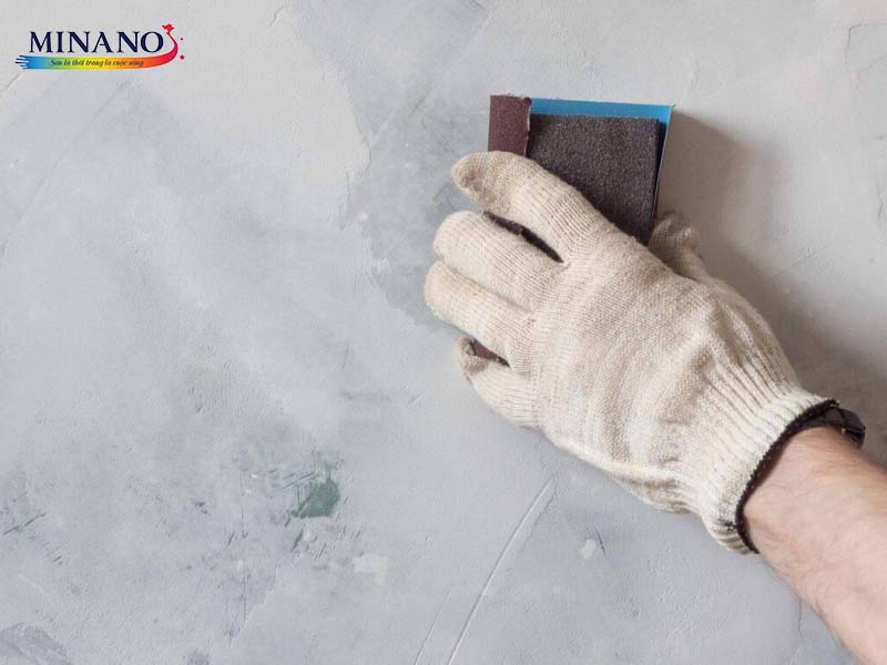 Sử dụng nước để làm sạch bề mặt tường