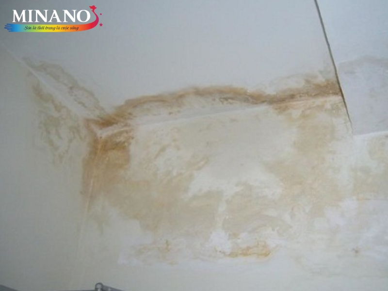 Sàn mái thấm lâu ngày gây ảnh hưởng lớn đến phần bên trong ngôi nhà
