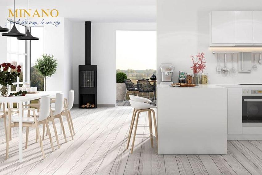 thiết kế hiện đại với nền sàn gỗ màu trắng và tường cùng tone