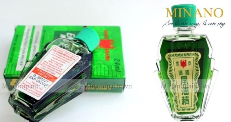 Tẩy vết sơn bằng dầu gió