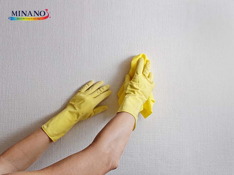 Vệ sinh tường trước khi sơn giúp sơn bám chắc hơn