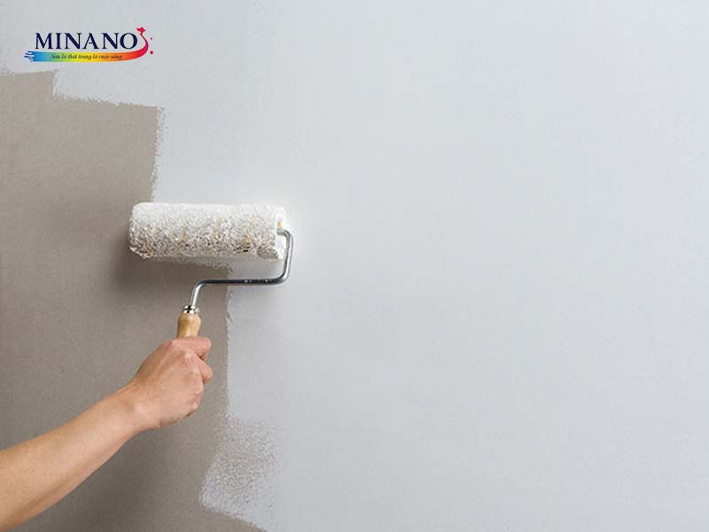 Vệ sinh tường trước khi sơn Tường bằng phẳng, không lồi lõm