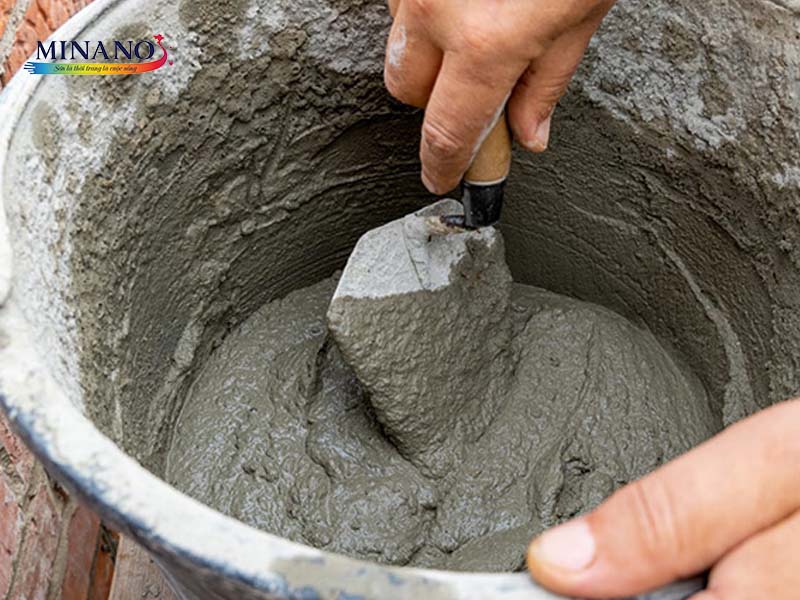 Cần trộn vữa thạch cao theo tỷ lệ nhất định để tăng tỷ lệ kết dính và giúp bề mặt tường sau khi trát phẳng, lì