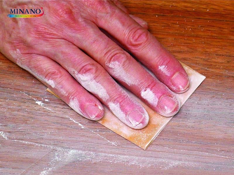 Chà nhám để tẩy sơn tường trên gỗ