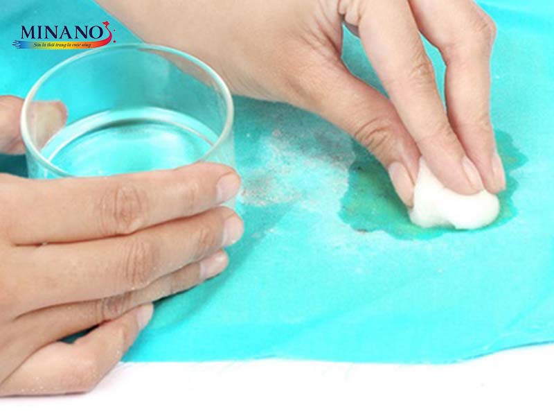 Dùng cồn để tẩy