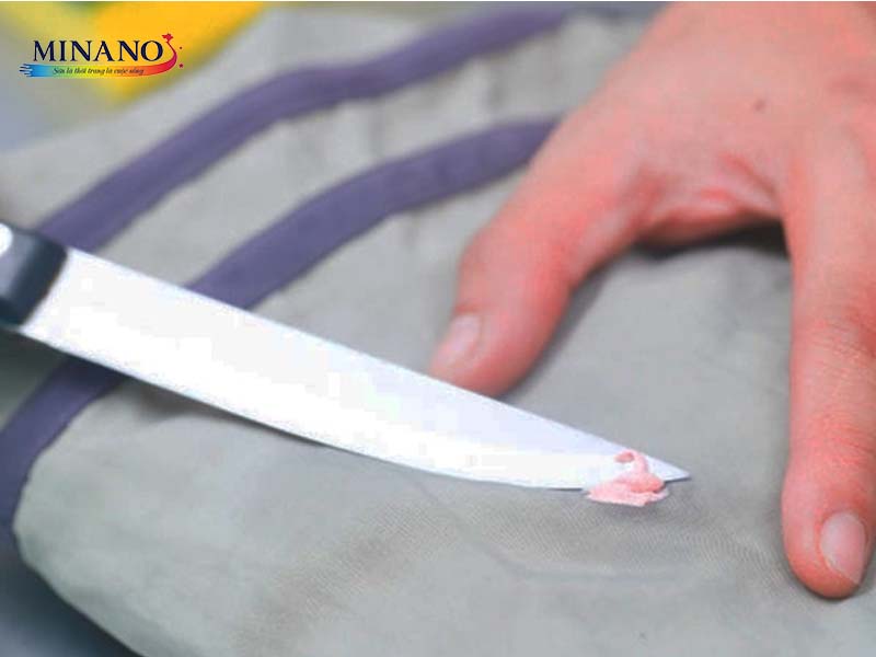 Dùng dao cạo để tẩy vết sơn tường trên quần áo