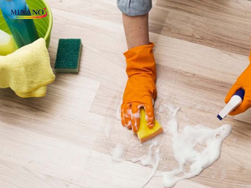 Sử dụng dung dịch tẩy sơn để tẩy sơn tường trên gỗ