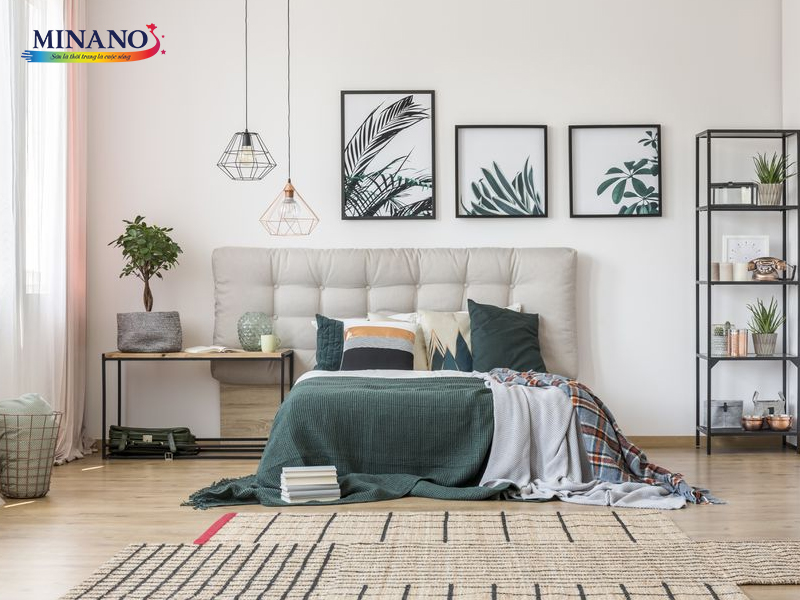 Bức tường phòng ngủ sơn màu trắng sữa giúp tạo cảm giác thoải mái cho giấc ngủ