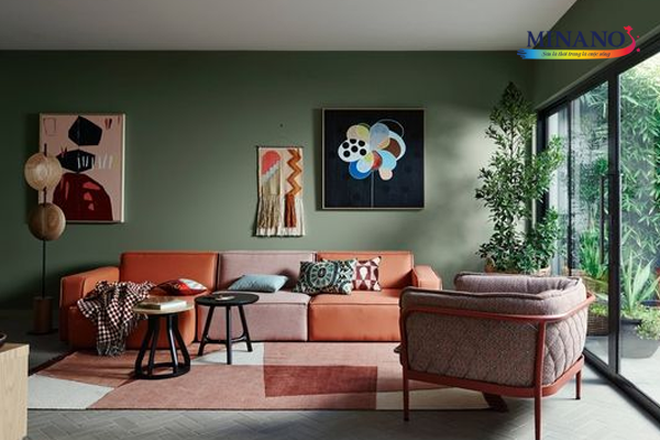 Phòng khách với bức tường xanh kết hợp khéo léo với bộ sofa hồng
