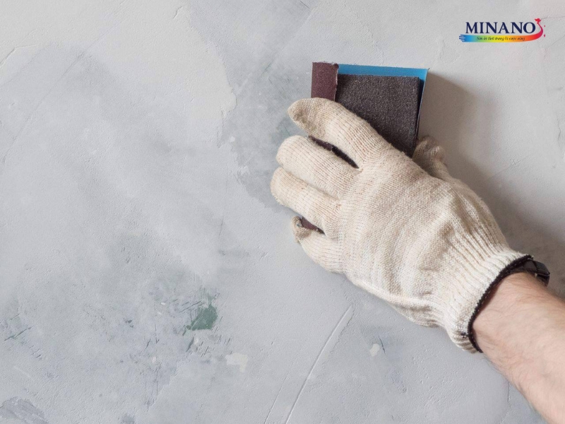 Tình trạng của bề mặt sơn là yếu tố ảnh hưởng đến quy trình sơn nội thất nhà cũ
