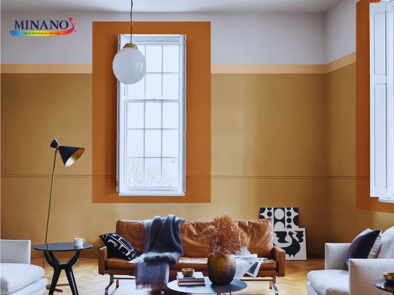 Sơn nhà màu nâu kết hợp với màu cam giúp không gian ấm cúng hơn
