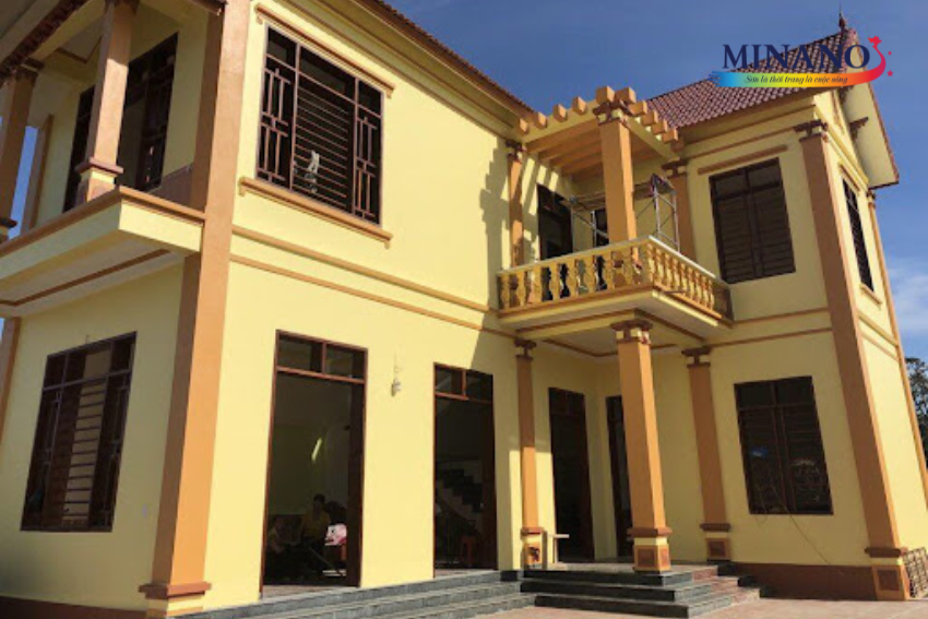 Sơn màu vàng nâu ngoại thất khiến căn nhà thật nổi bật