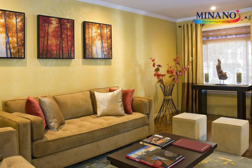 Phòng khách sơn màu vàng nâu mang hơi hướng cổ điển