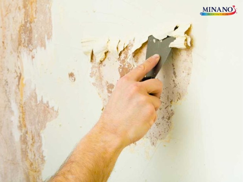 Vệ sinh bề mặt tường trước khi thi công sơn