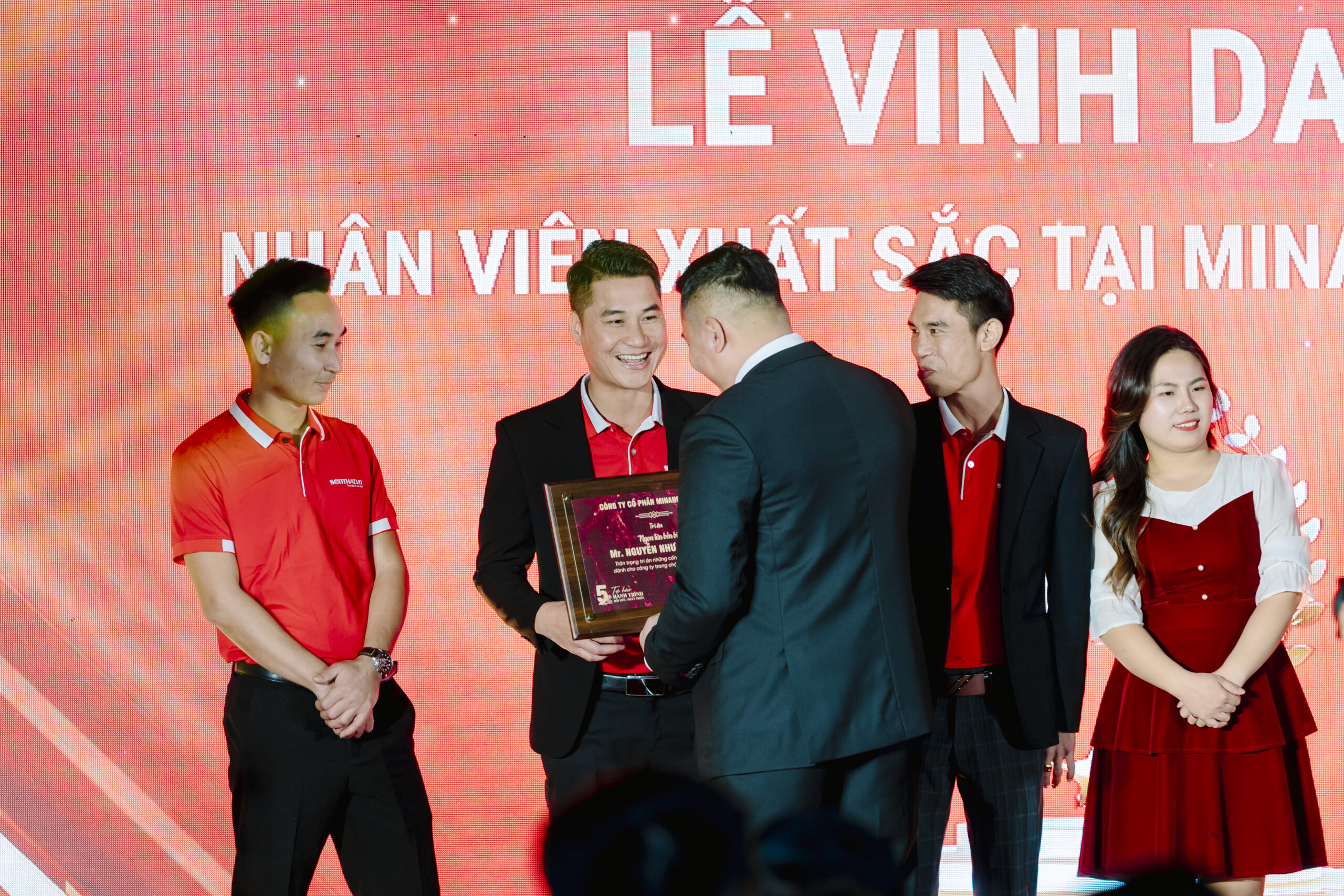 Trao giải thưởng cán bộ công nhân viên 
